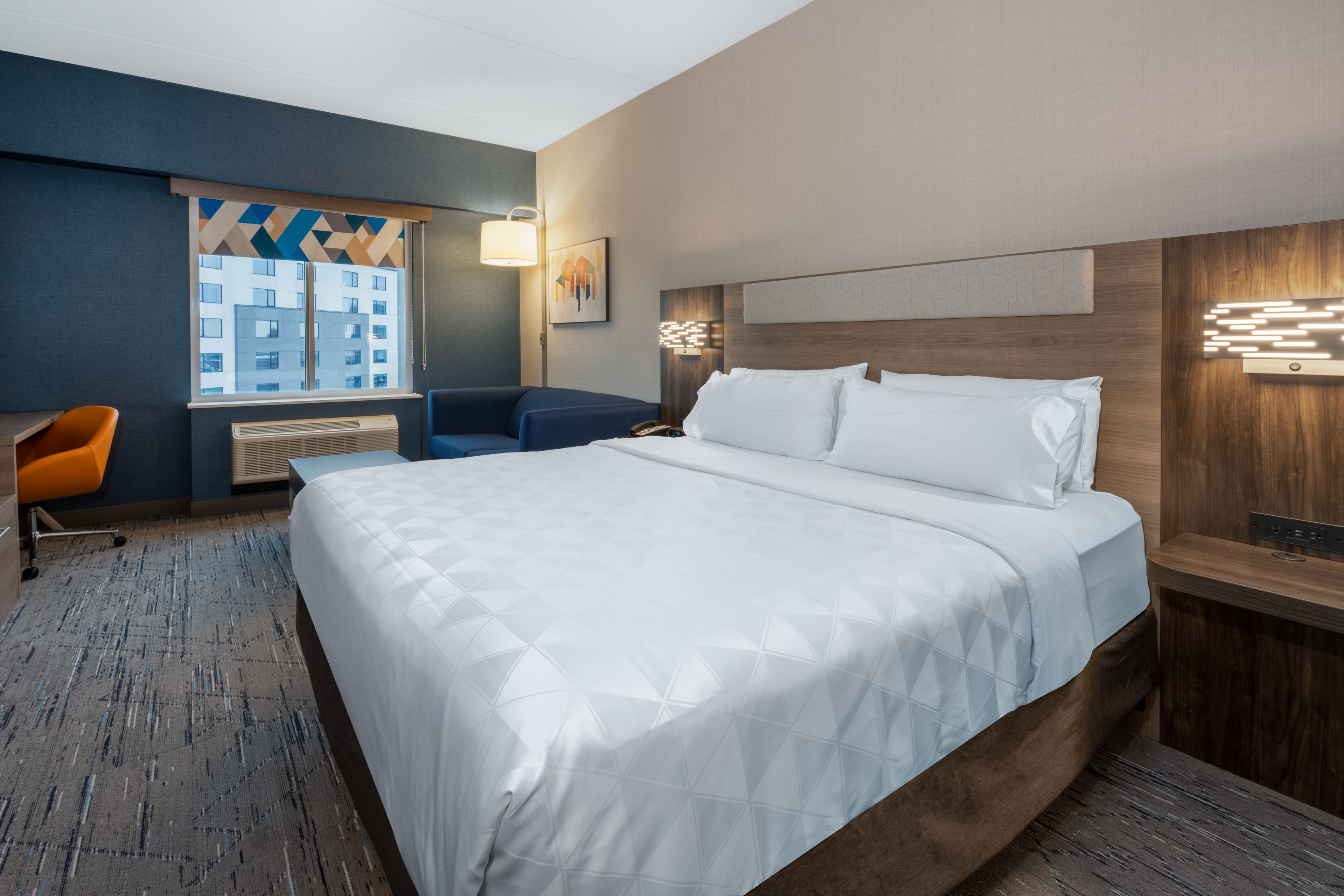 Holiday Inn Express Suites Vaughan 30/78