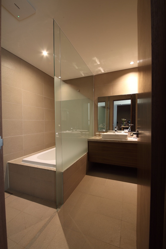 Avon Hotel Gunsan 45/67