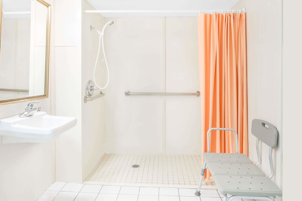 Howard Johnson by Wyndham Staunton 13/34