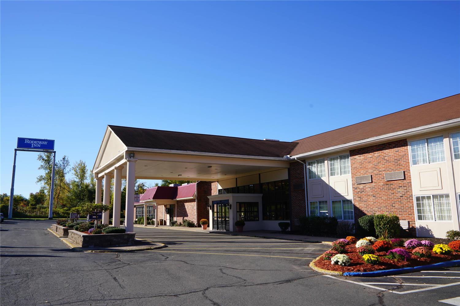 Rodeway Inn & Suites East Windsor CT 40/44