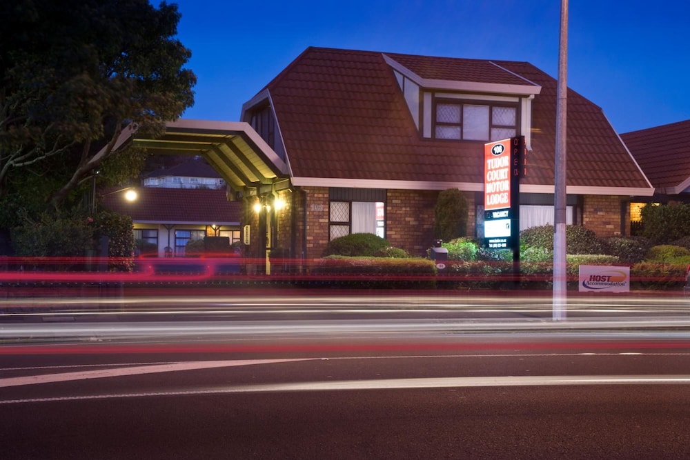 TUDOR COURT MOTOR LODGE 64/70