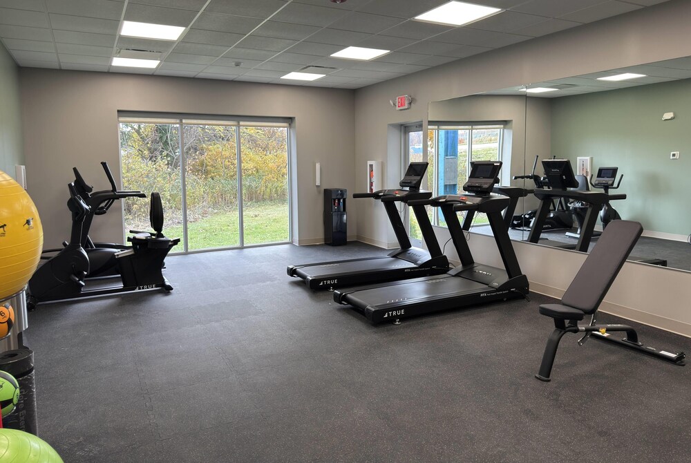 Wingate by Wyndham Geneva at SPIRE Academy 30/56