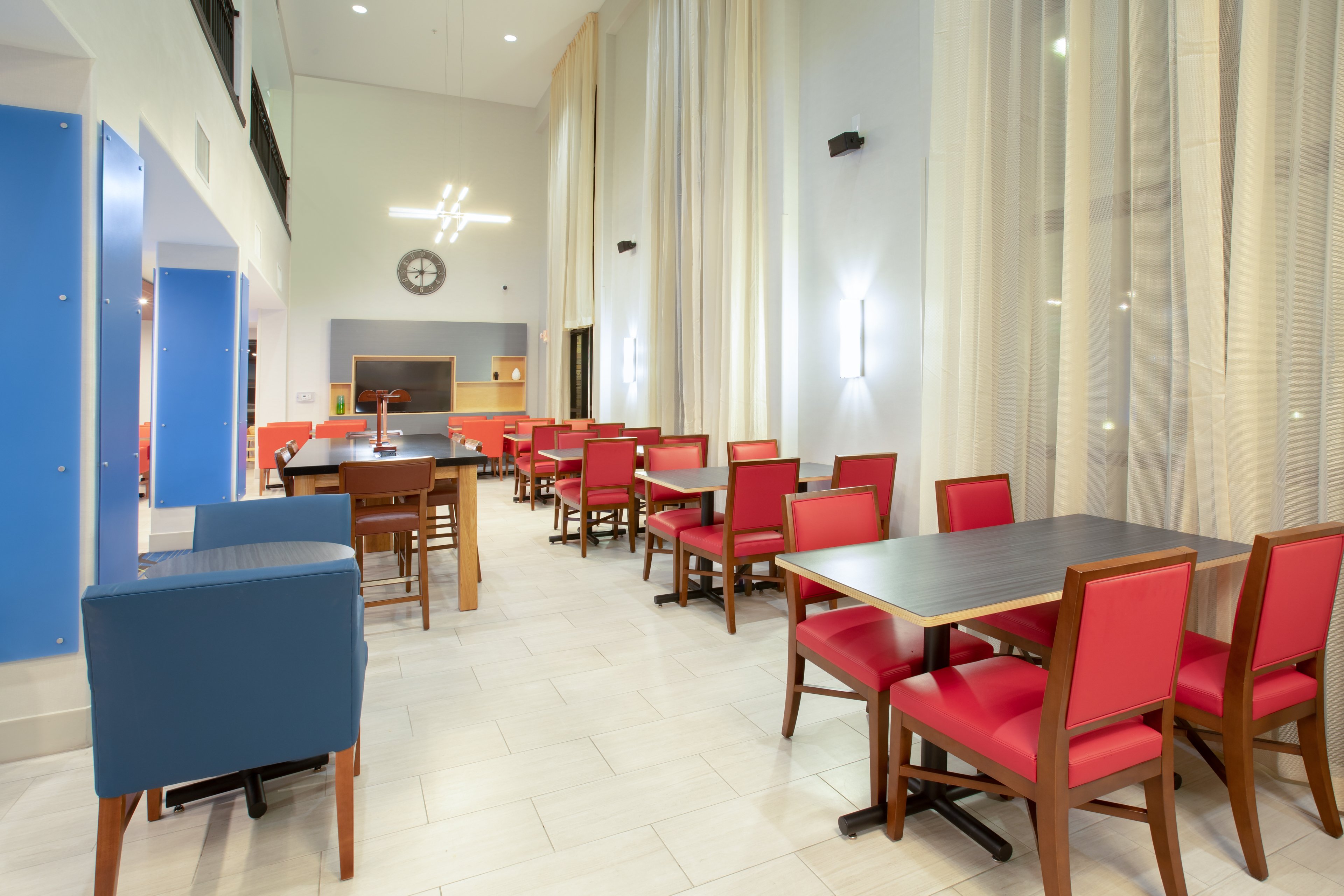 Holiday Inn Express & Suites Phoenix - Glendale Sports Dist 49/63