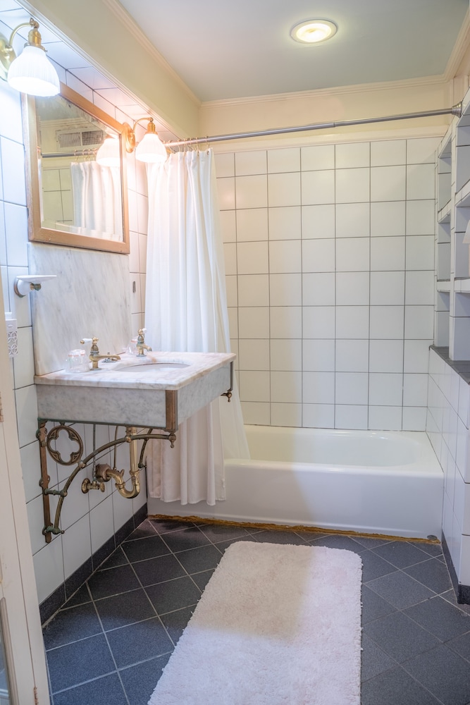 Justine Inn Savannah 59/62