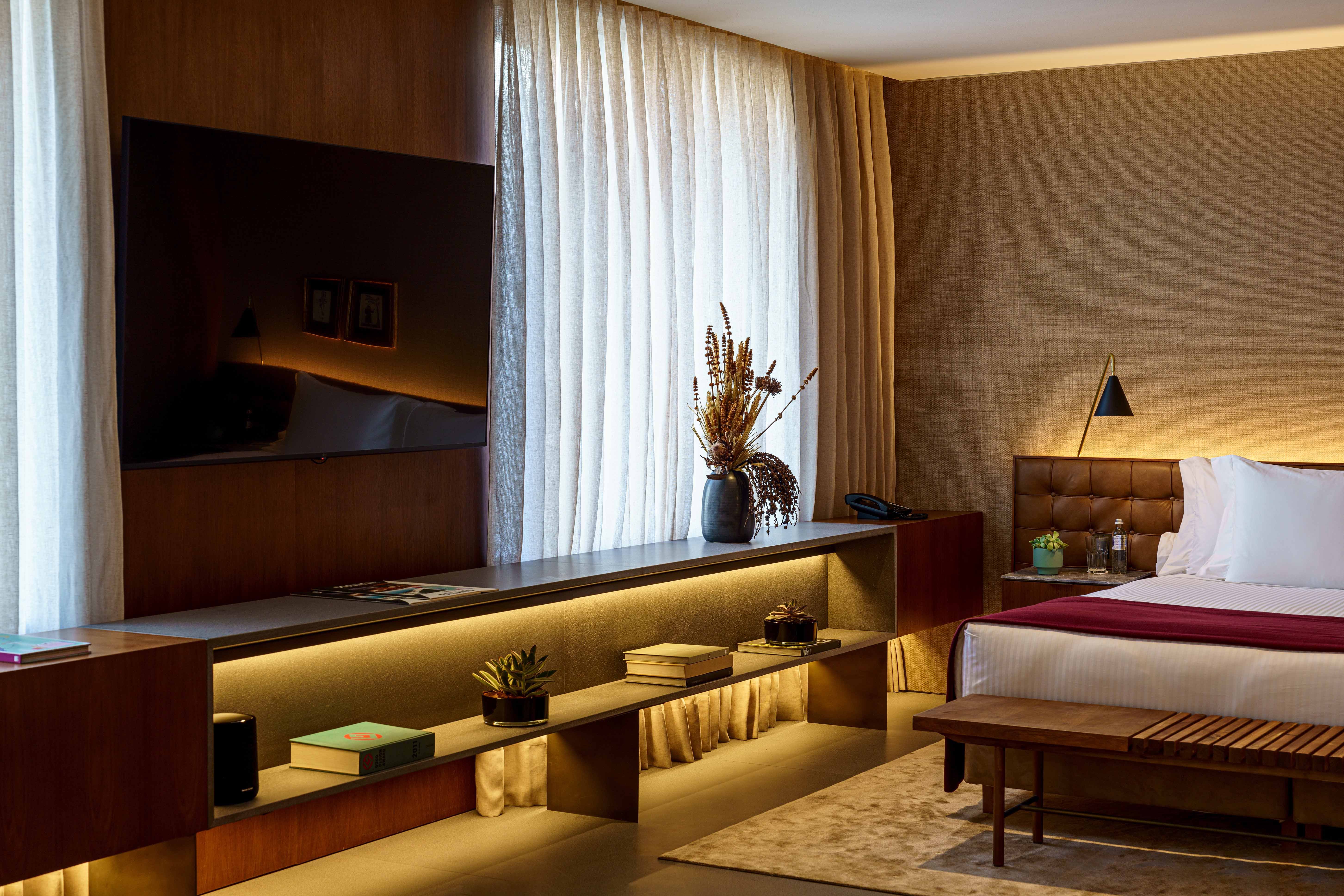 DELUXE, KING BED