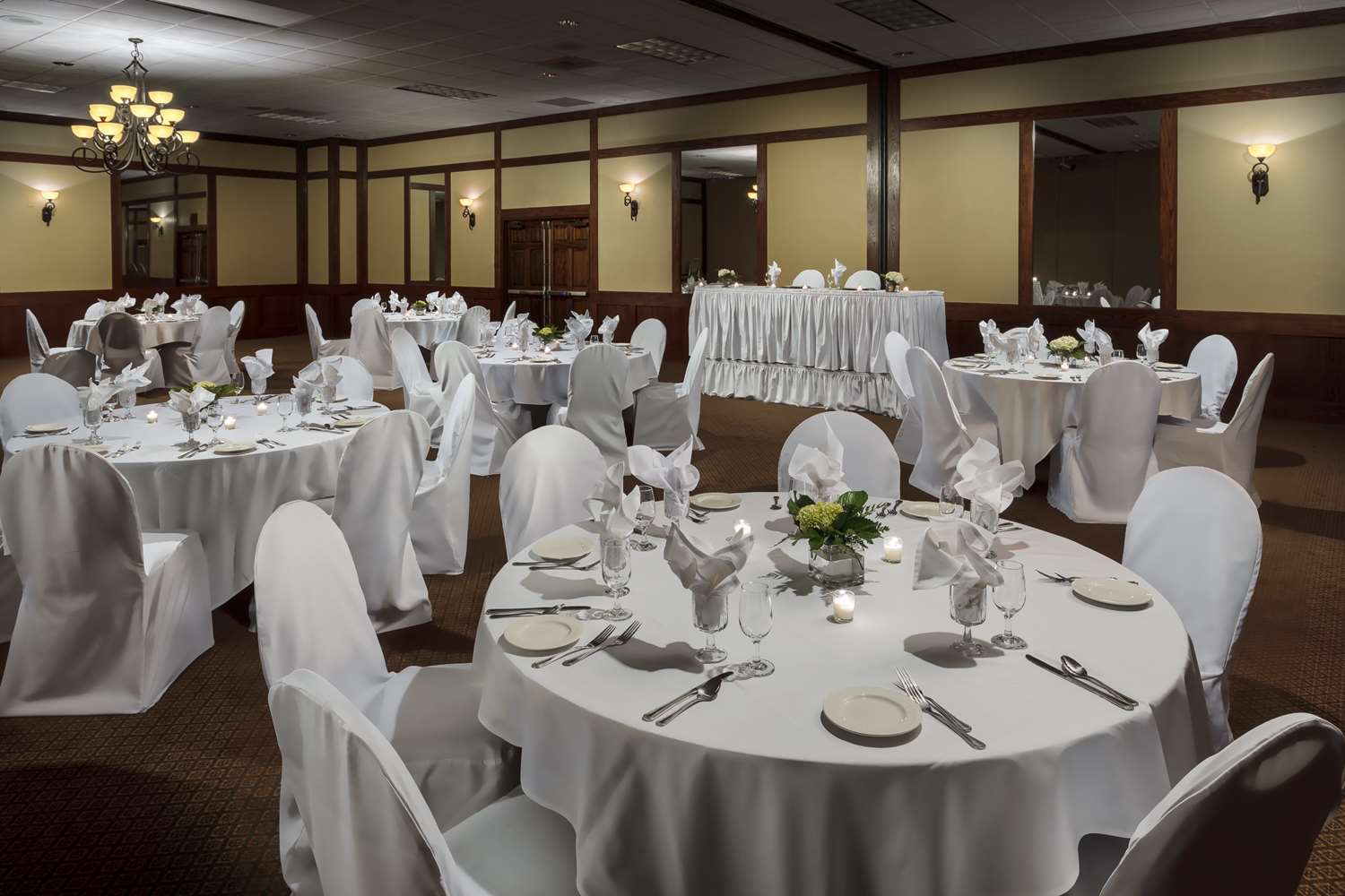 Roosevelt Grand Dakota, SureStay Collection by Best Western 10/11