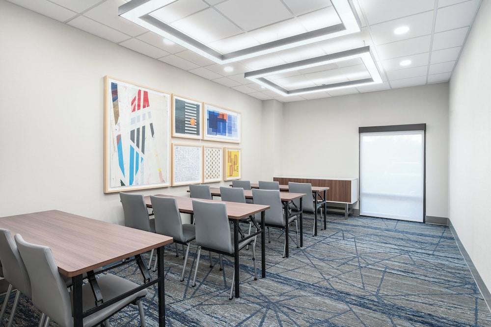 Holiday Inn Express Atlanta West Theme Park Area 56/62
