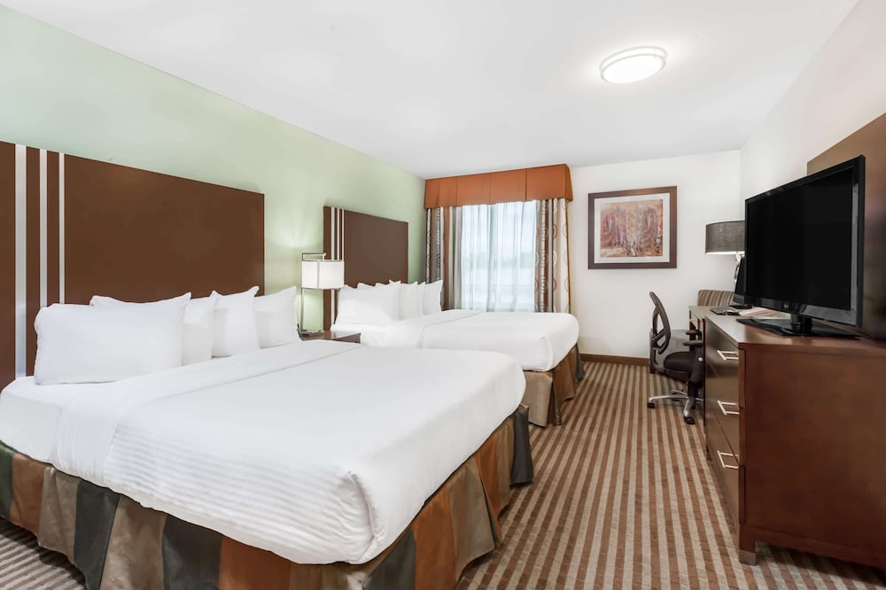 Efficiency, King Bed, Queen Bed, Ground Floor، Ramada by Wyndham Carlyle 6/13