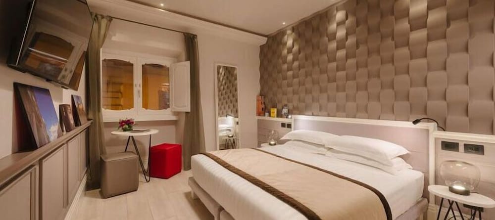 DELUXE, DOUBLE OR TWIN BED