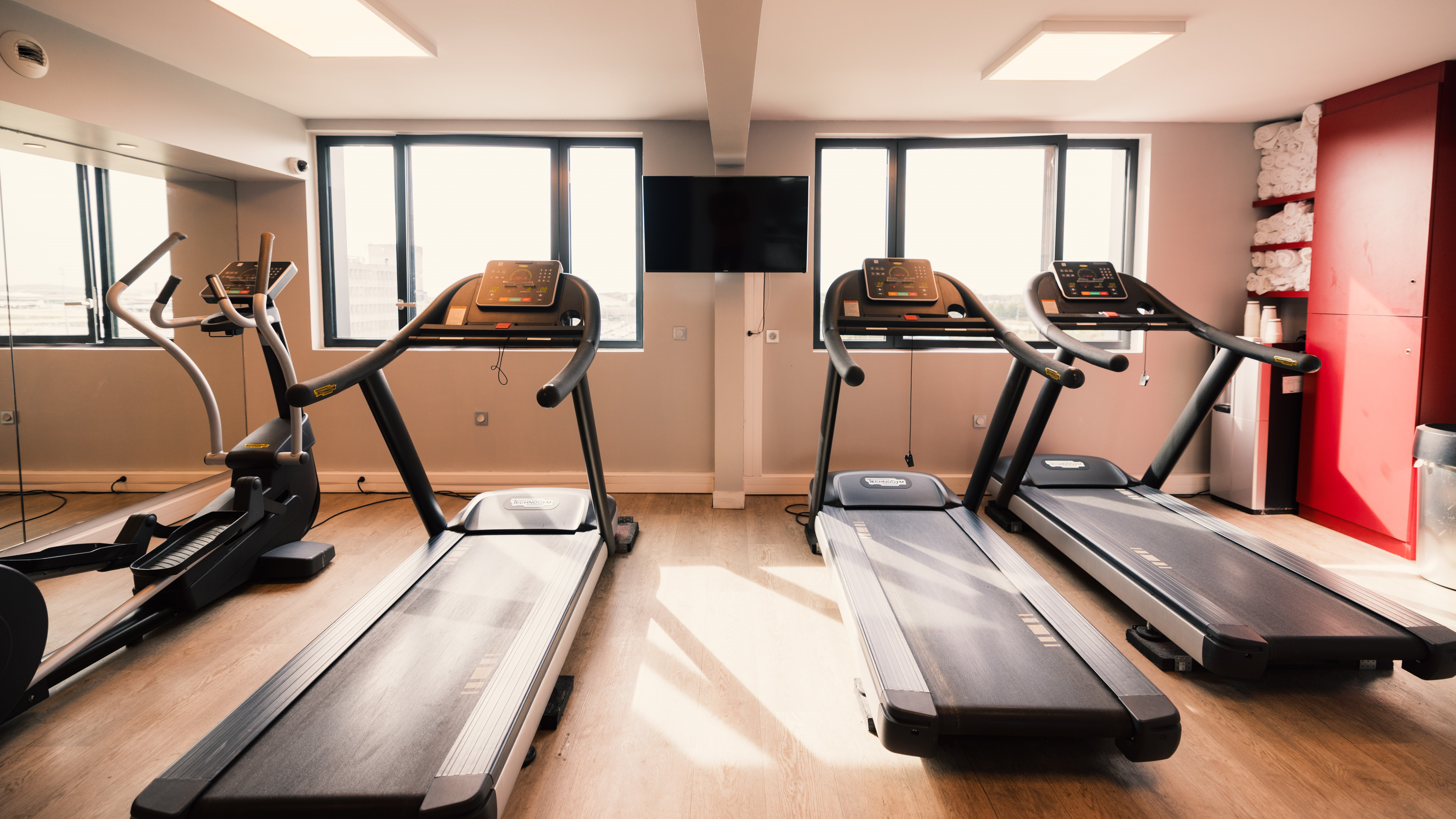 HOLIDAY INN EXPRESS PARIS - CDG AIRPORT 32/70