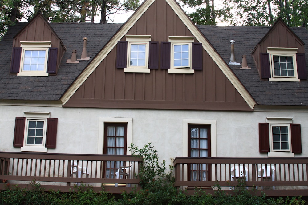 Saddleback Inn 6/44