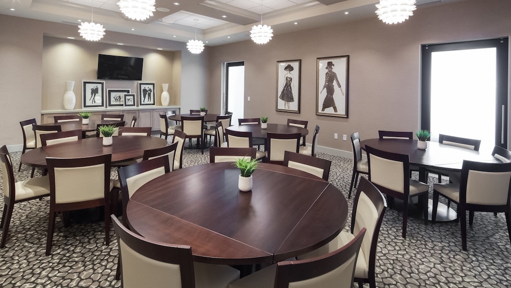 Holiday Inn Hotel And Suites Davenport 44/56