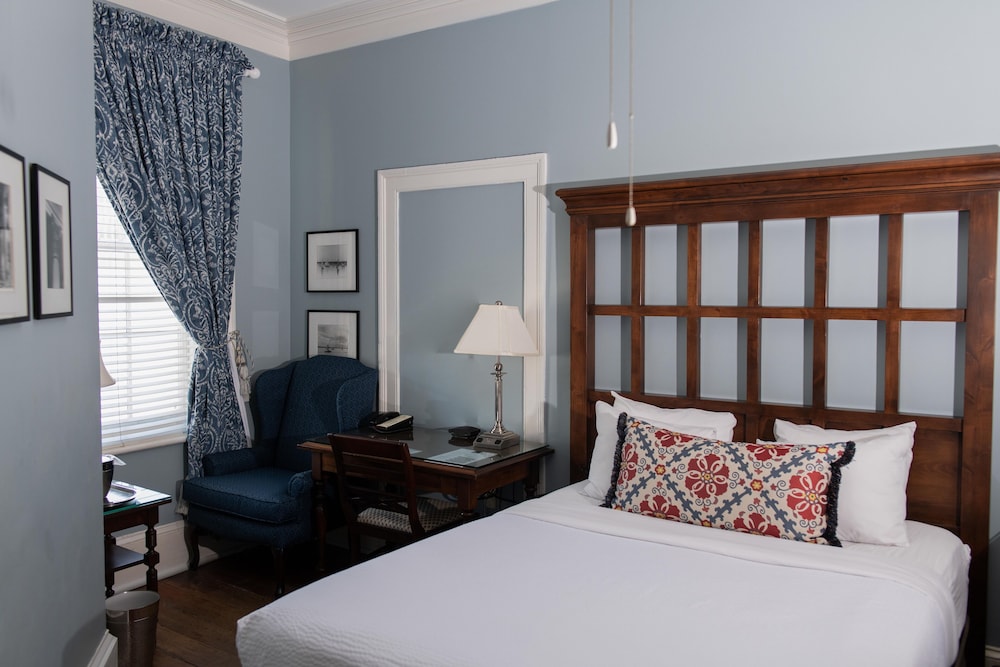 ROOM, DOUBLE BED