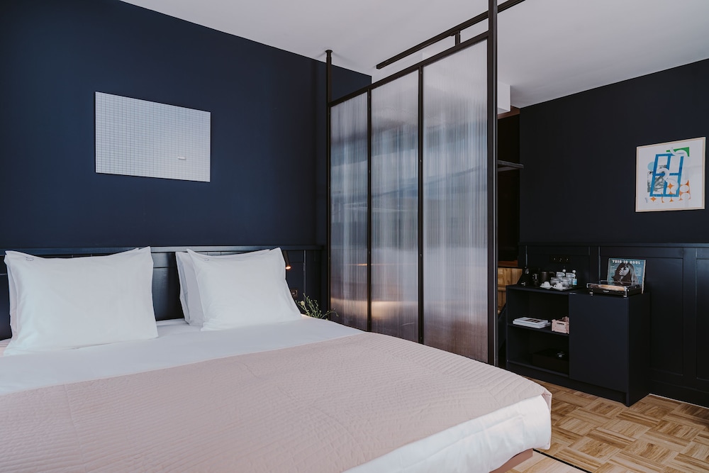 DELUXE, DOUBLE BED