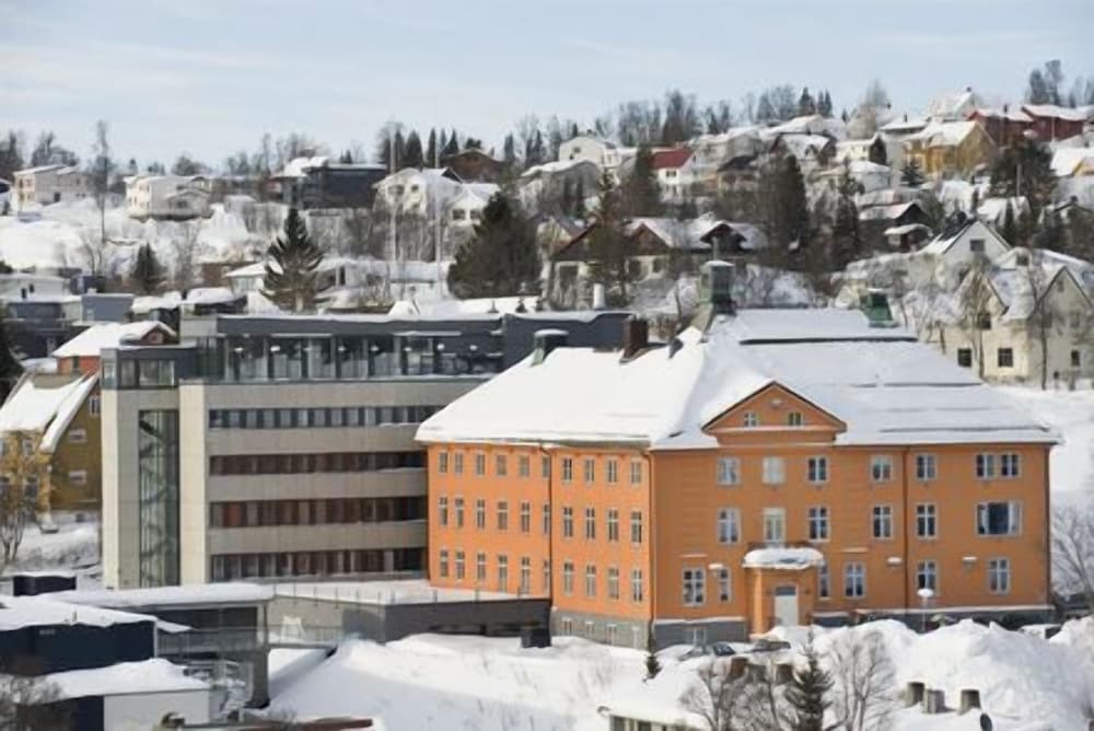 Enter St Elisabeth Suites 2/50