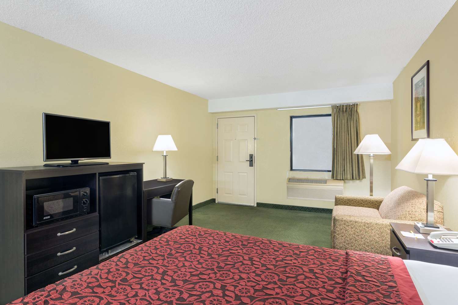 Days Inn & Suites by Wyndham Columbia Airport 7/10