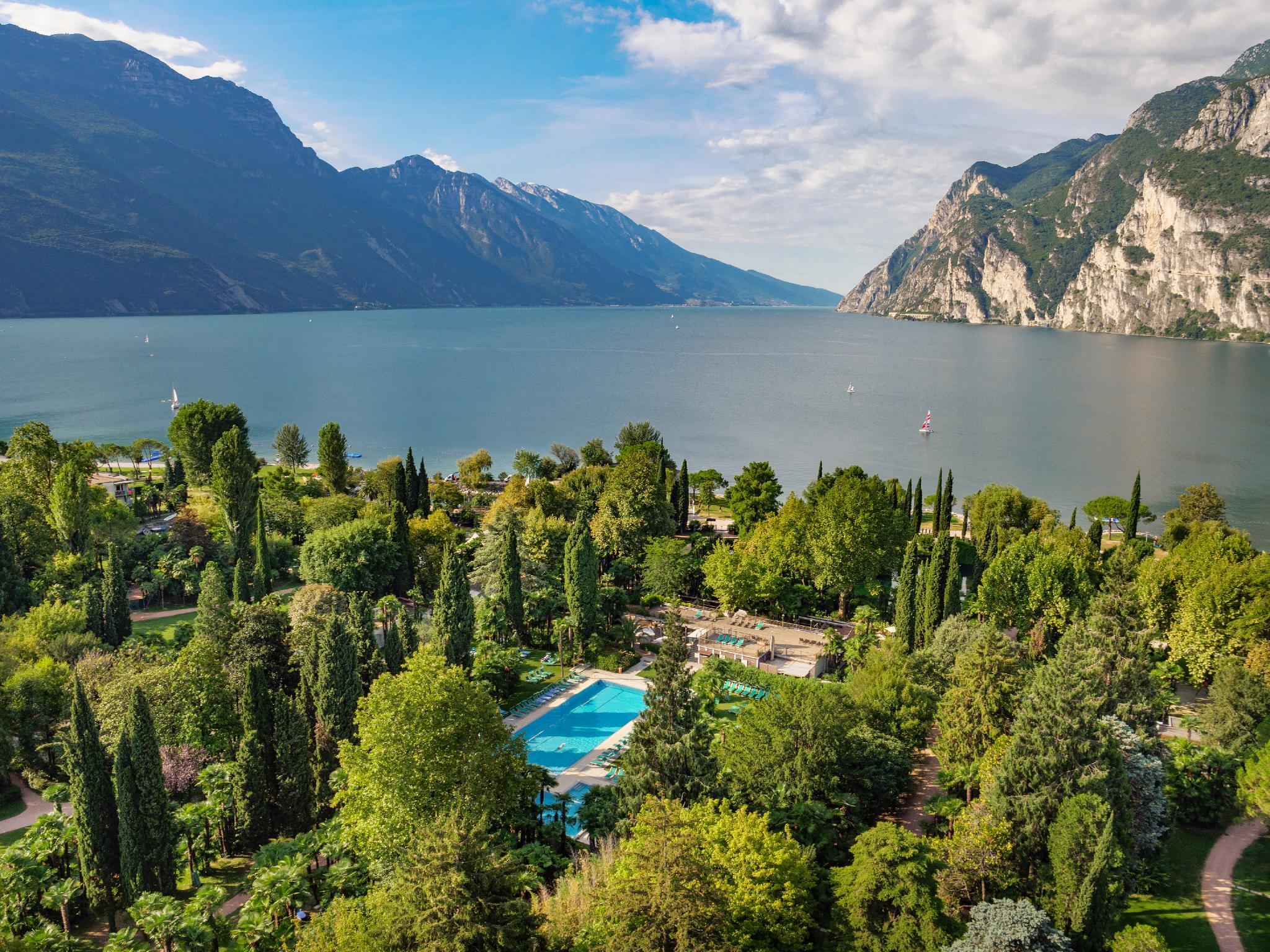 LUXURY, PENTHOUSE, LAKE VIEW, JETTED TUB