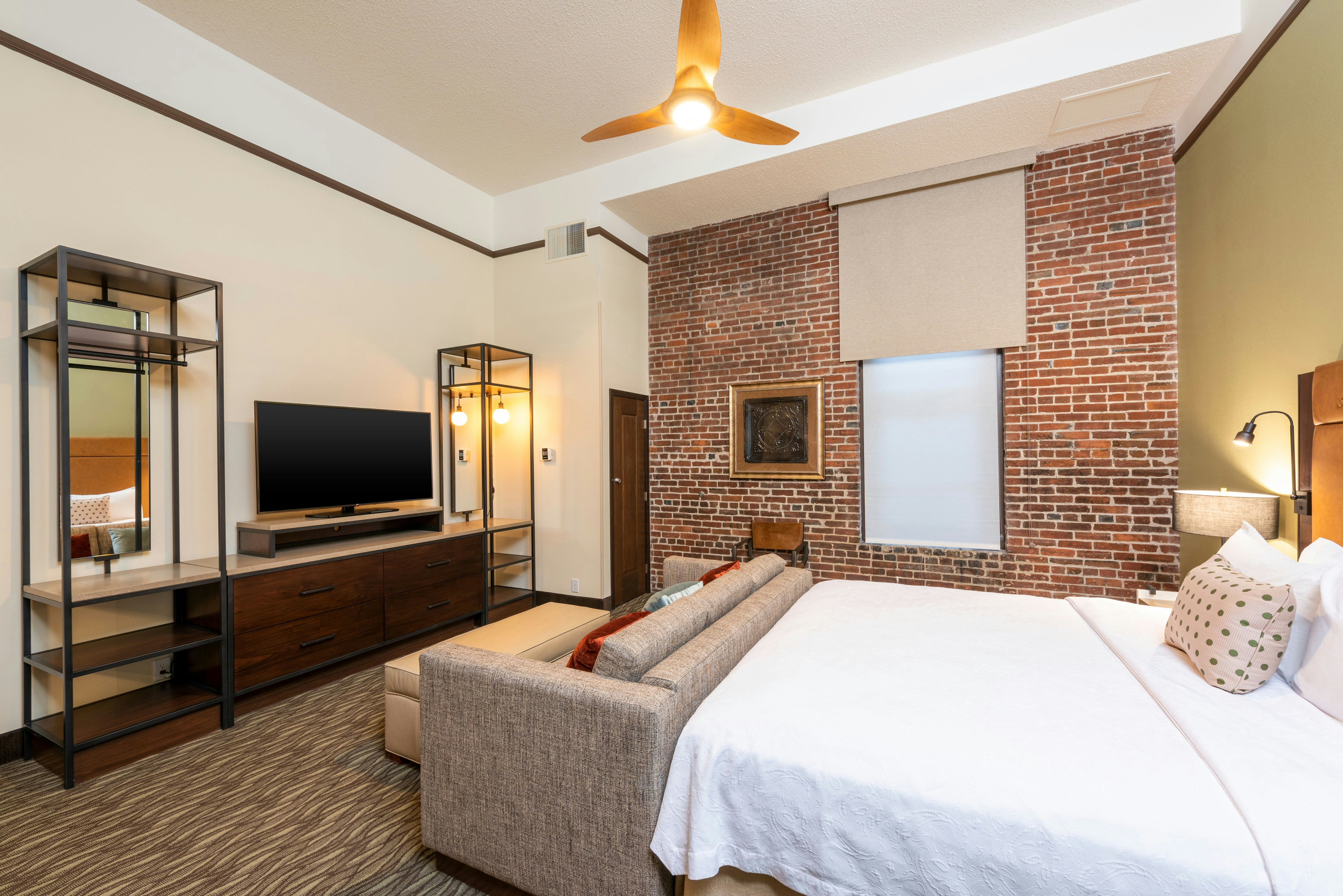 STUDIO, SUITE, KING BED