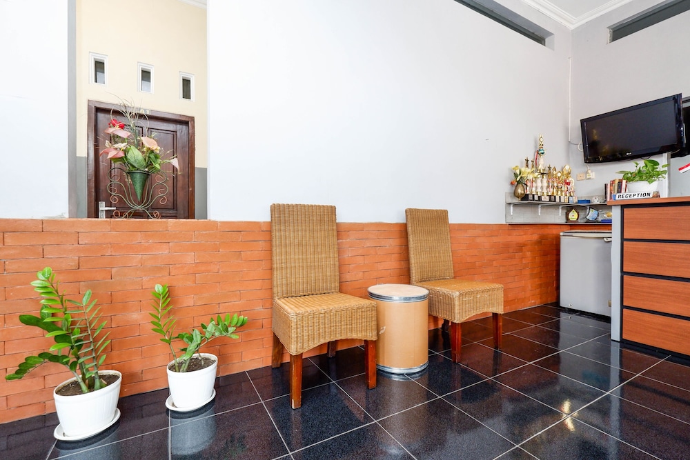 Hotel SUPER OYO 2209 Solo Point Guest House Syariah 6/31