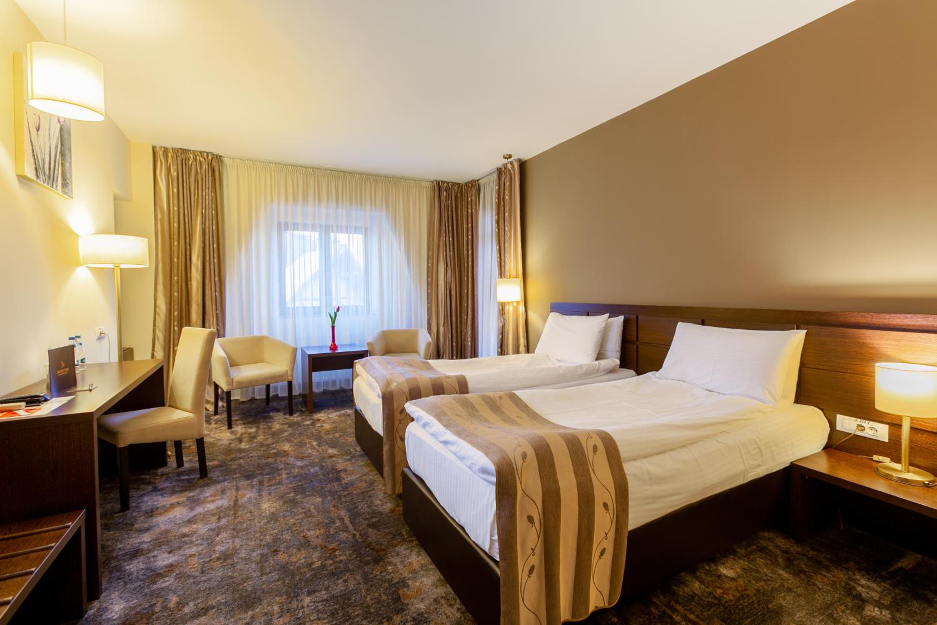 غرفة ديلوكس بسريرين منفصلين، Golden Time Hotel 3/7