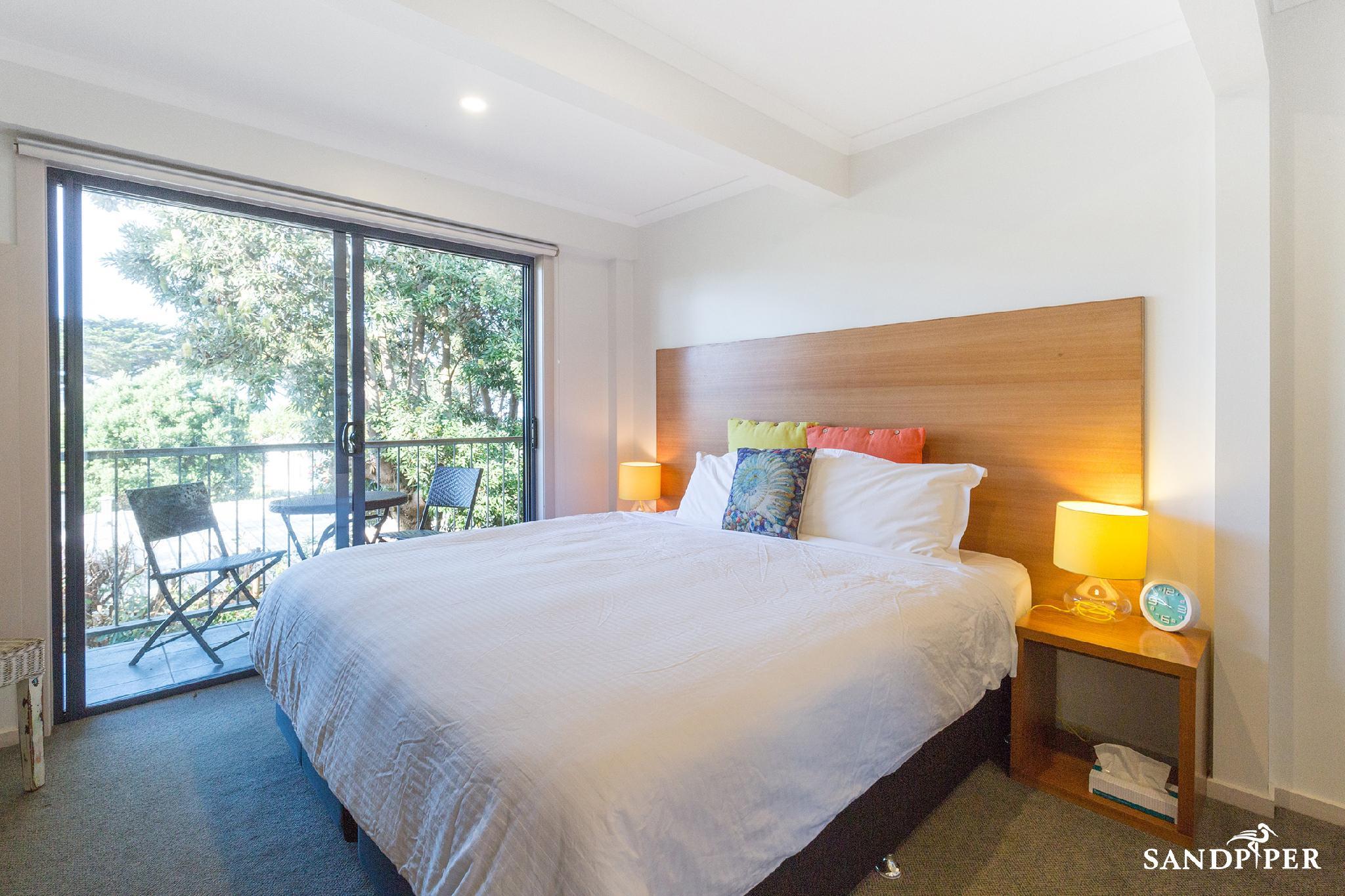 Room, Queen Bed, Hill View