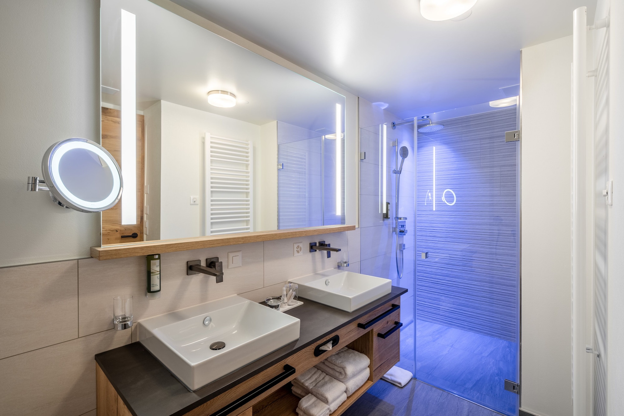 Standard, King Bed, Partial Mountain View، Hotel La Ginabelle 4/4