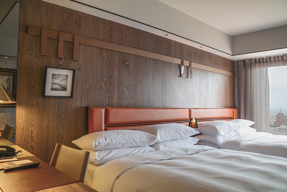 غرفة تنفيذية بسريرين مزدوجين بإطلالة على الجبل
