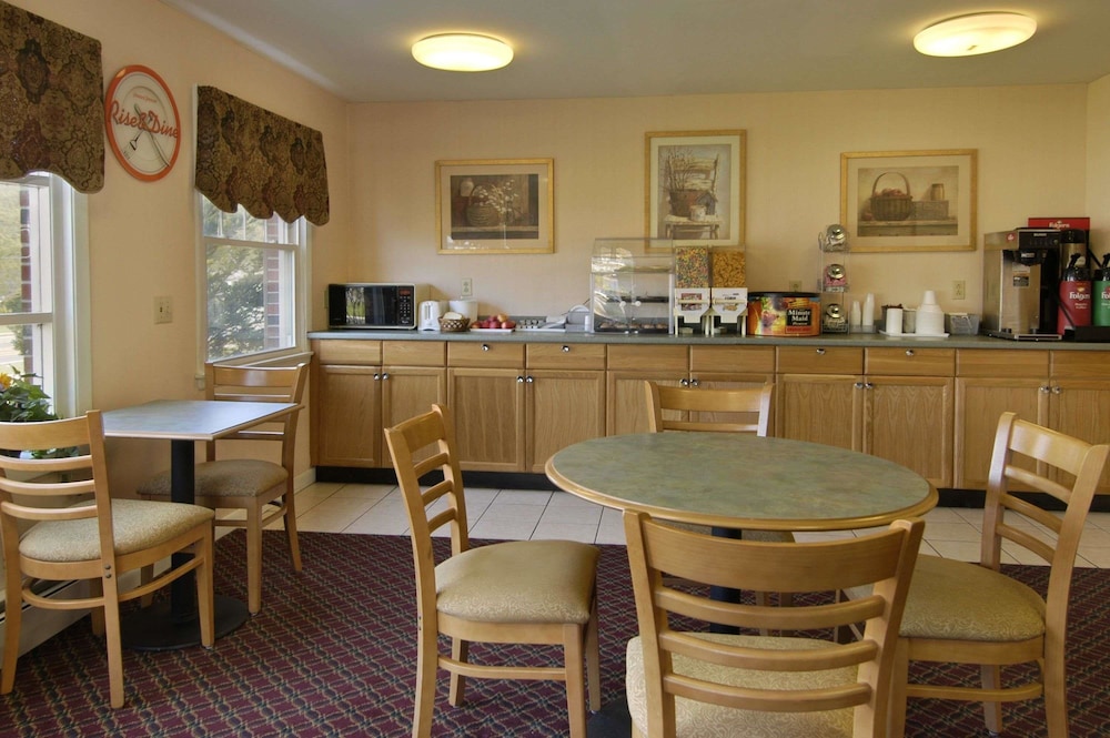 Howard Johnson By Wyndham Williamstown 19/24