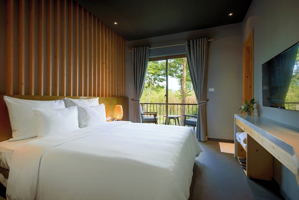 DELUXE, DOUBLE BED