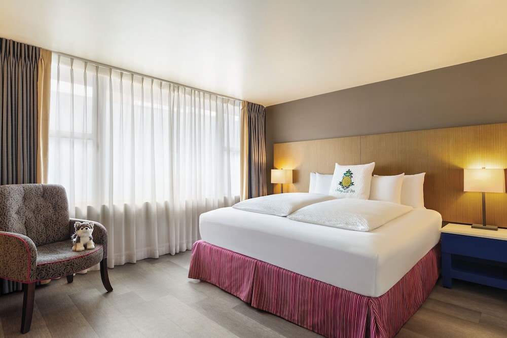 ROOM, KING BED