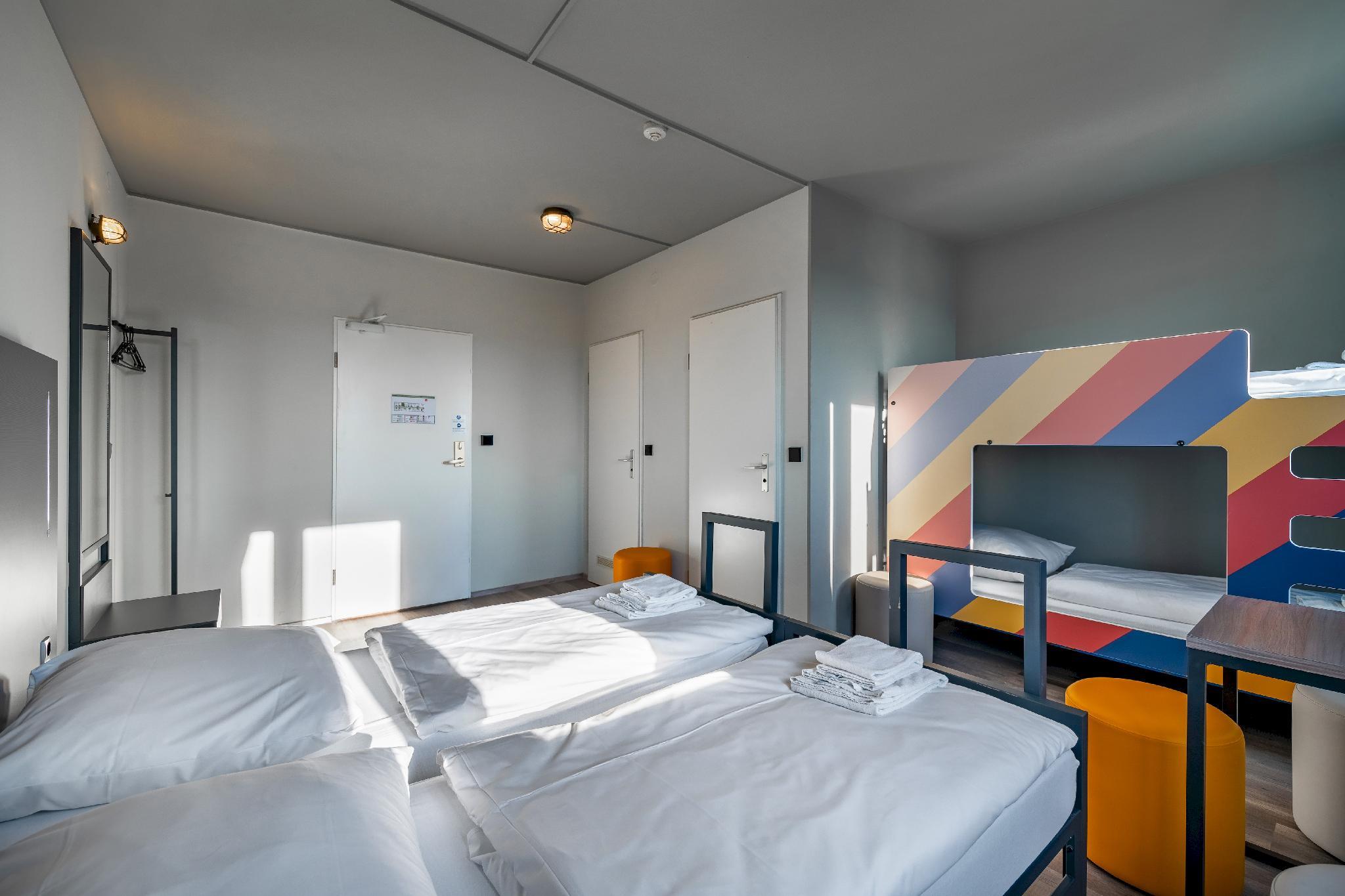 ROOM, QUADRUPLE