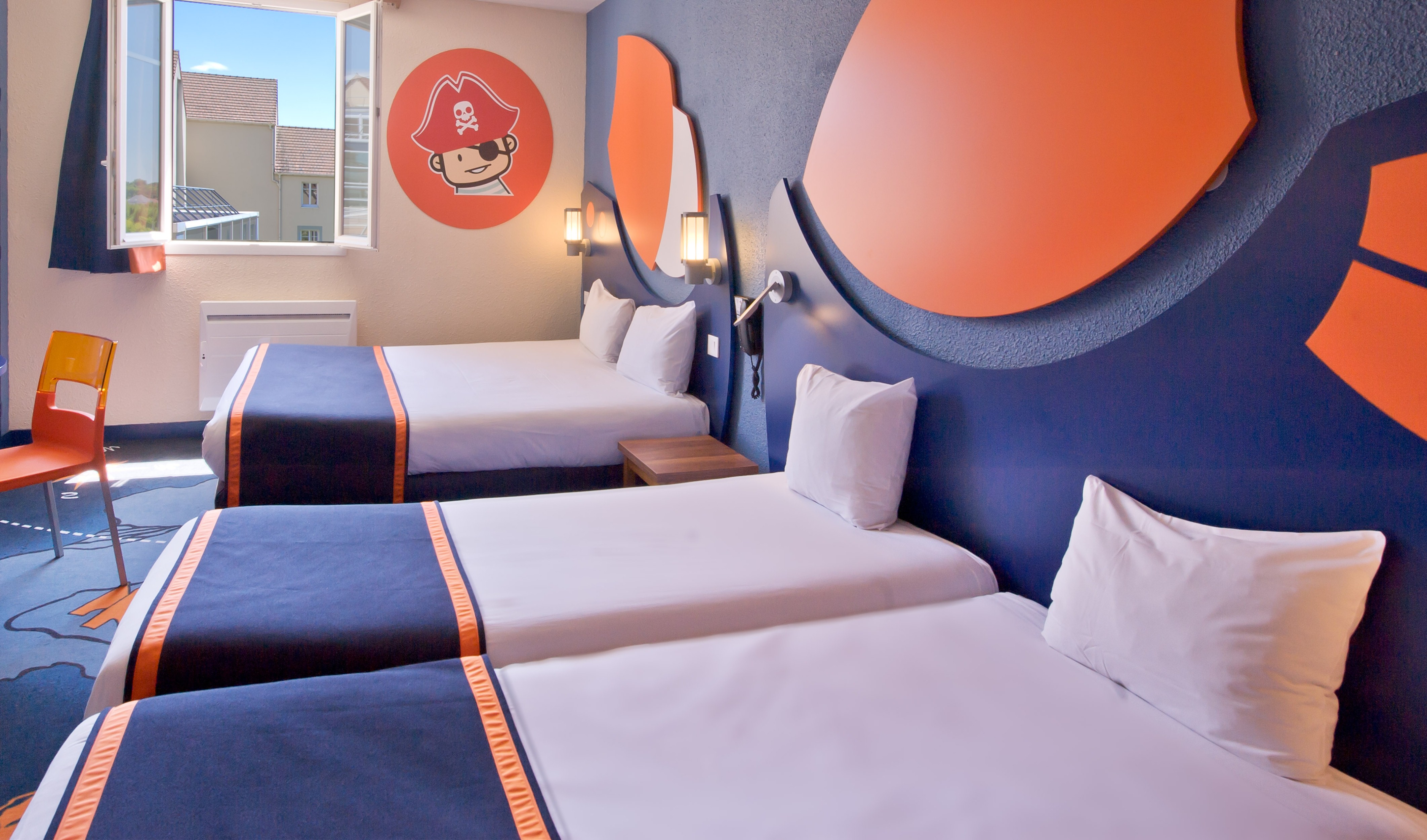 Crew 4, Twin Beds