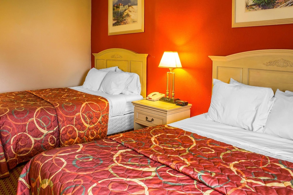 Econo Lodge Inn & Suites Walnut 9/30