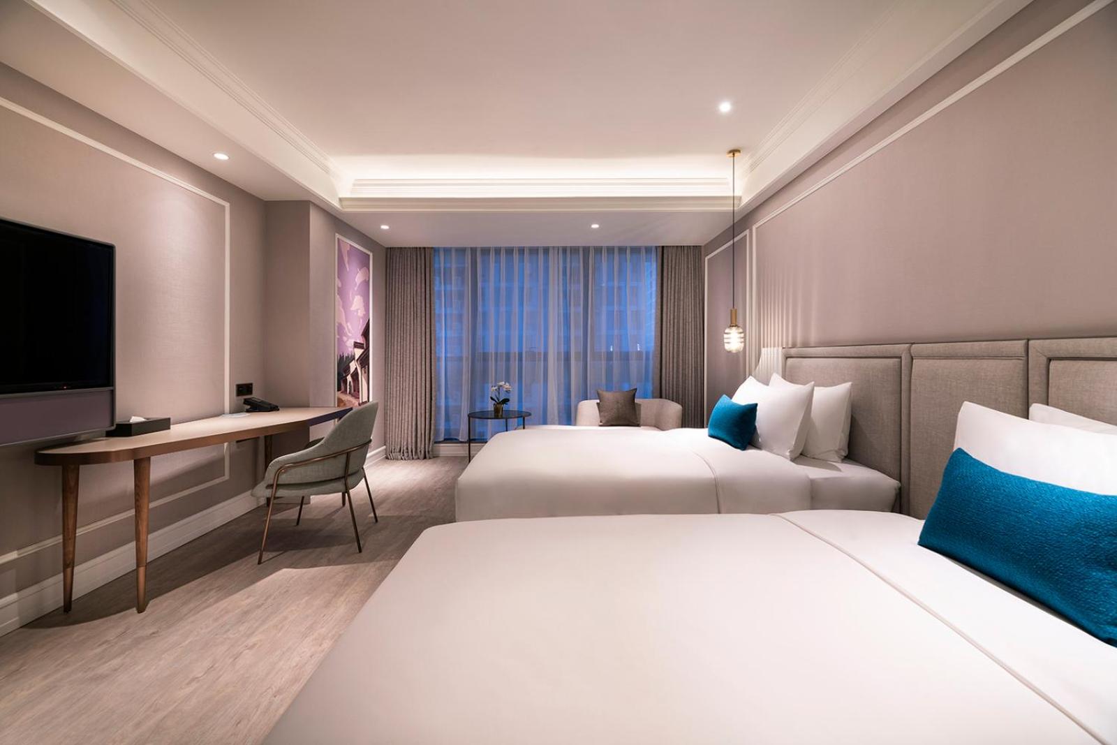 Deluxe, Twin Beds, City Side