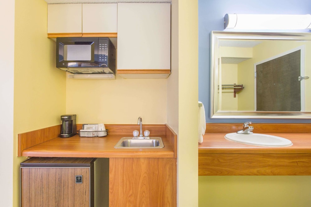 Days Inn by Wyndham Raleigh-Airport-Research Triangle Park 19/28