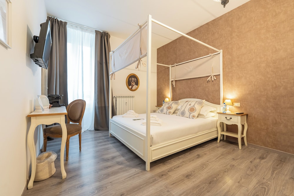 DELUXE, DOUBLE BED