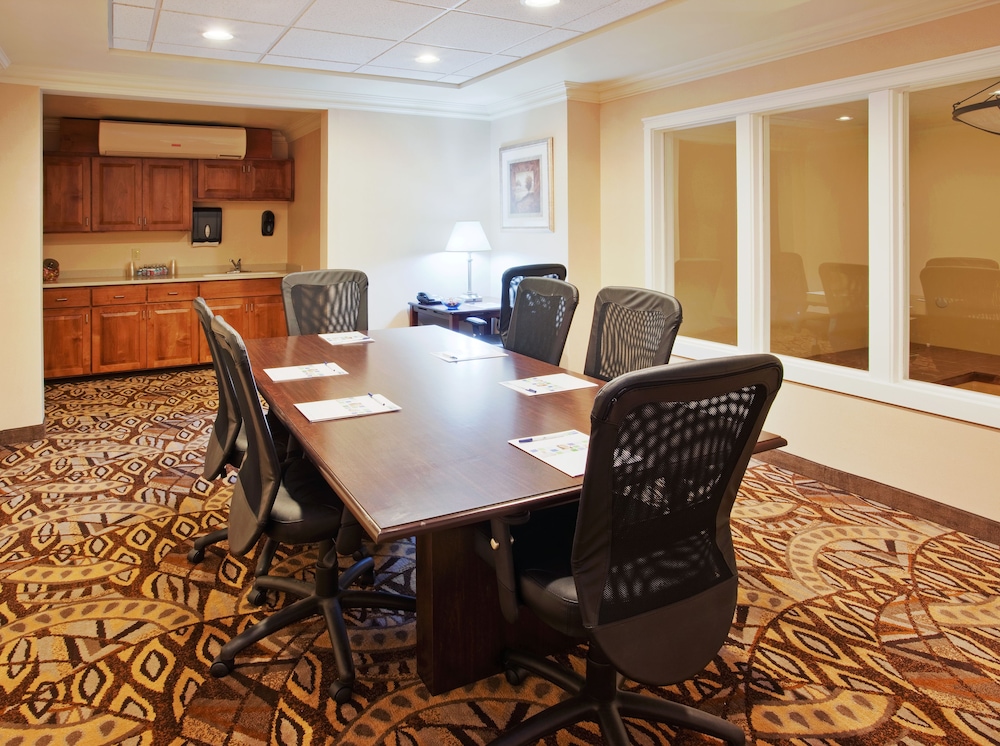 Holiday Inn Express Suites Oroville Lake 59/60