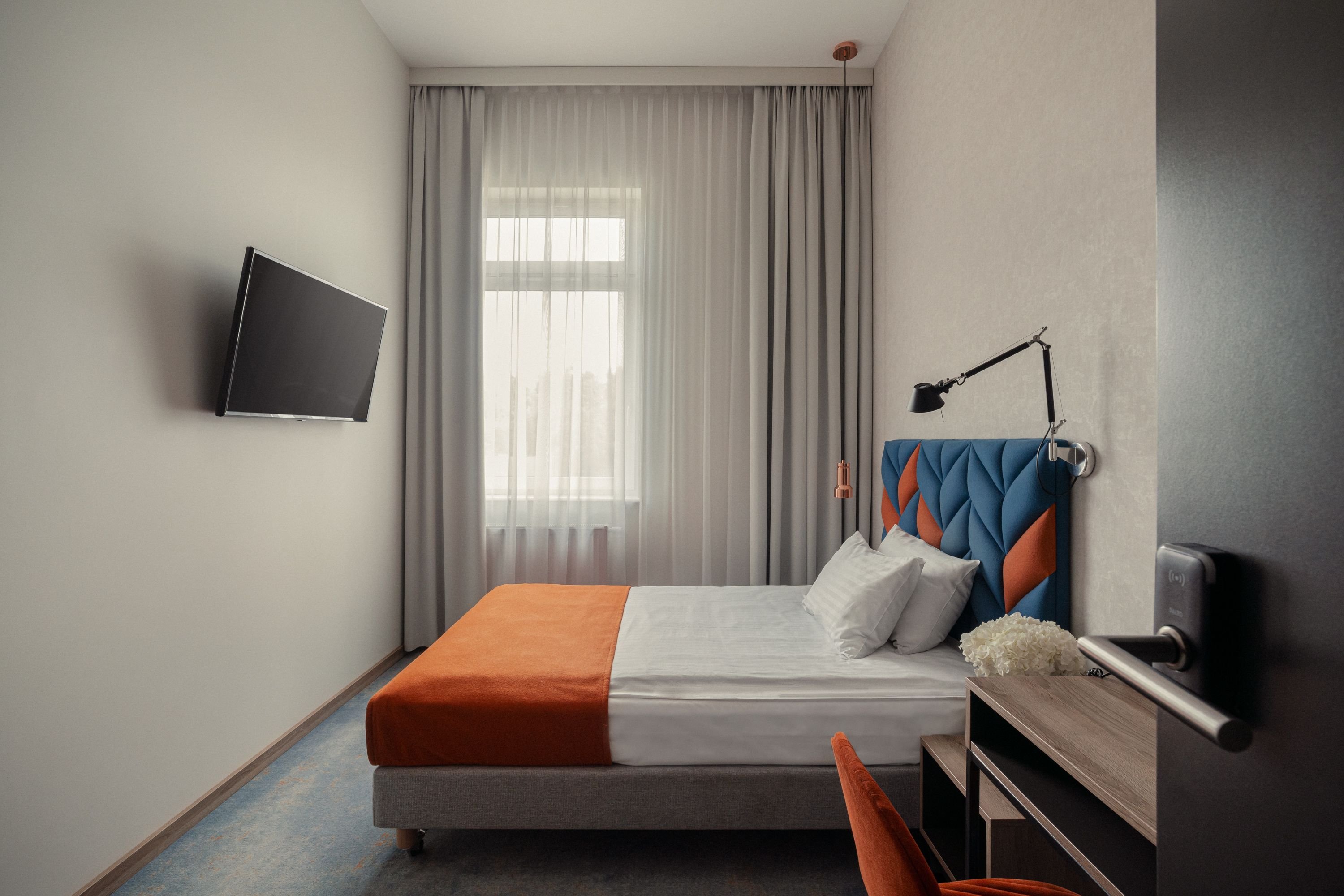 ROOM, SINGLE