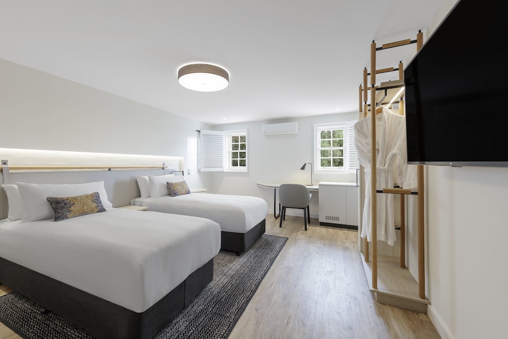 CROWNE PLAZA HAWKESBURY VALLEY 23/65