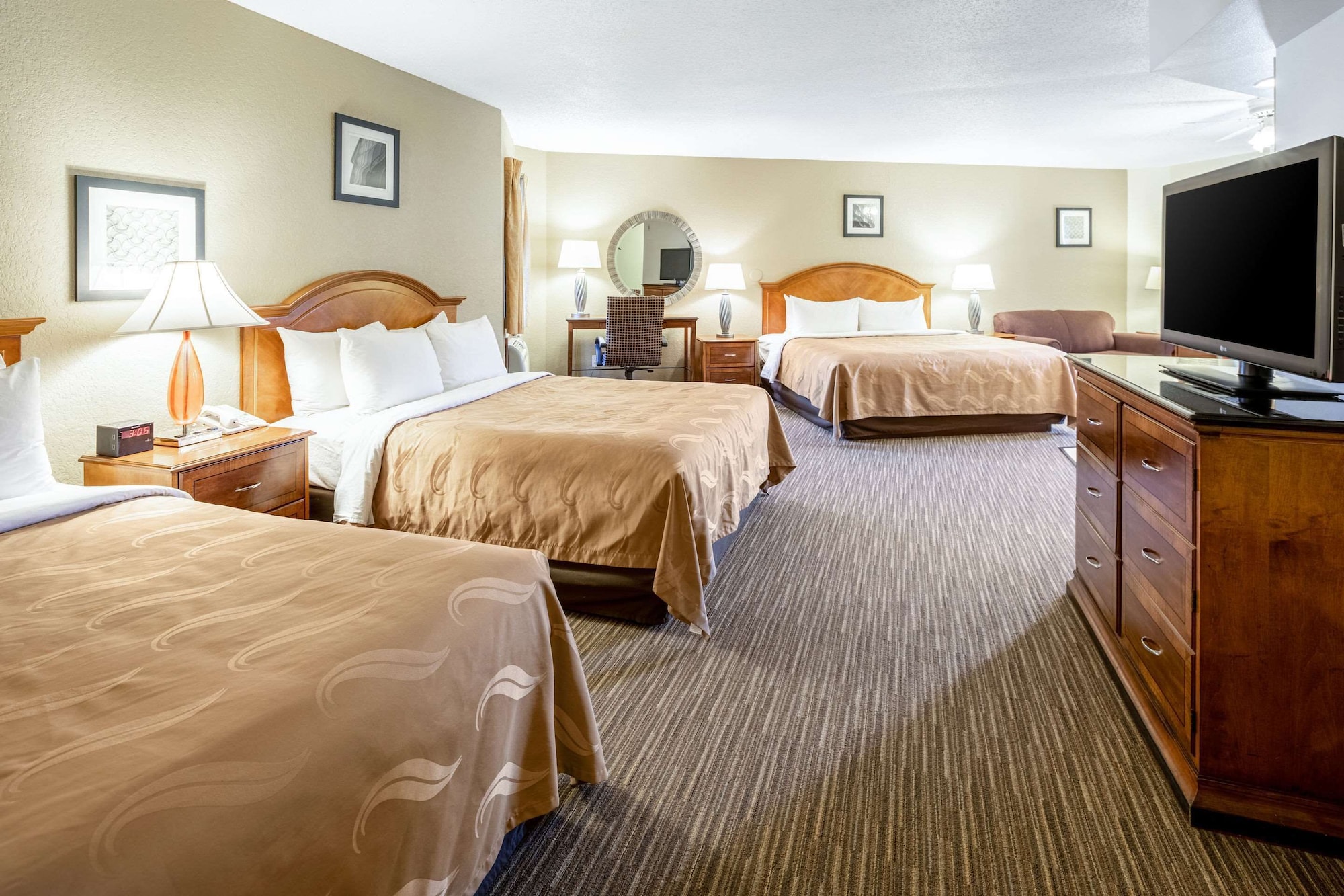 Upgrade, Efficiency, Suite, 1 King and 2 Queen Beds، Quality Inn Keystone near Mount Rushmore 2/5