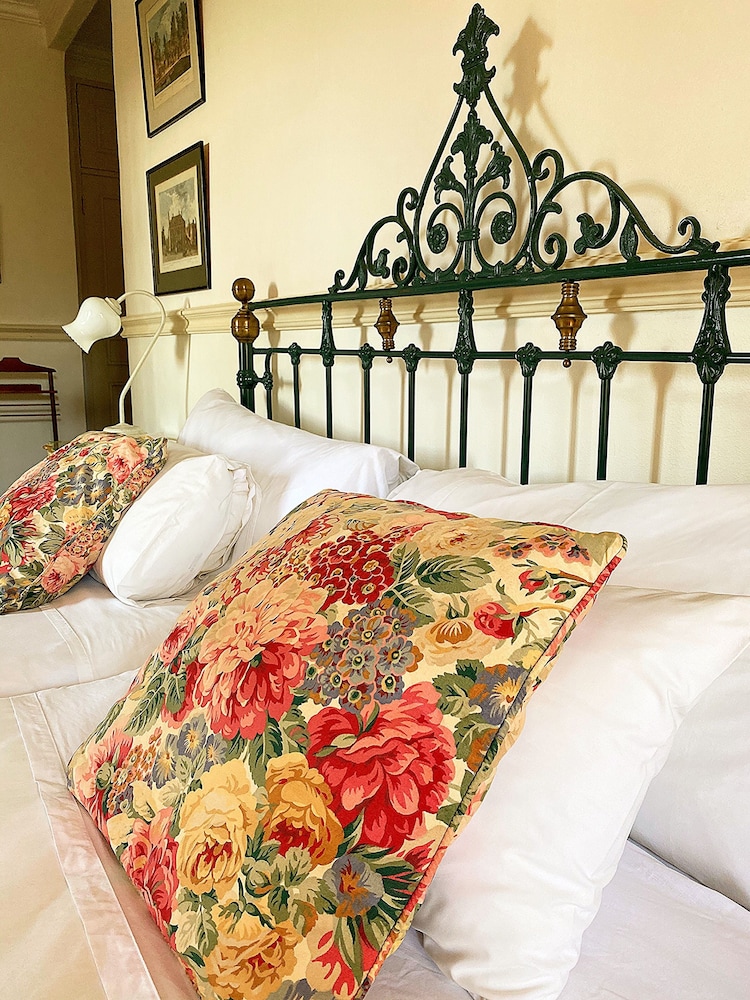 Sherwood's Country House 16/50