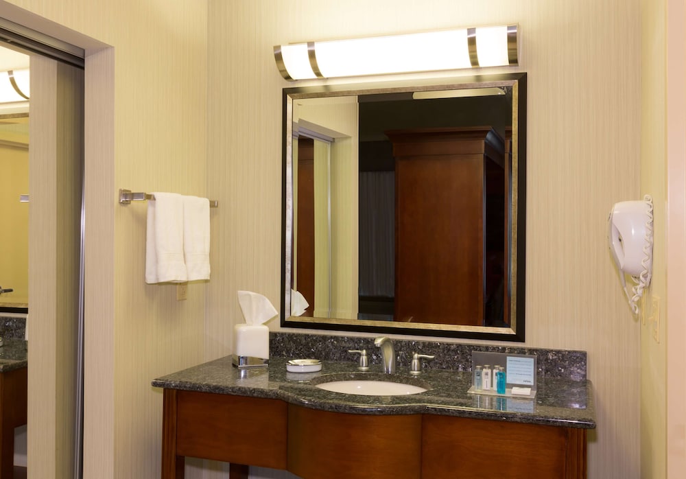 Hampton Inn And Suites Hartford/Farmington 34/76