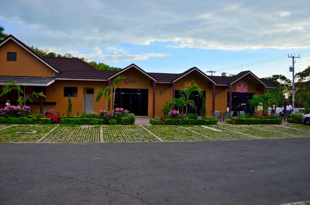 Donway, A Jamaican Style Village 6/44
