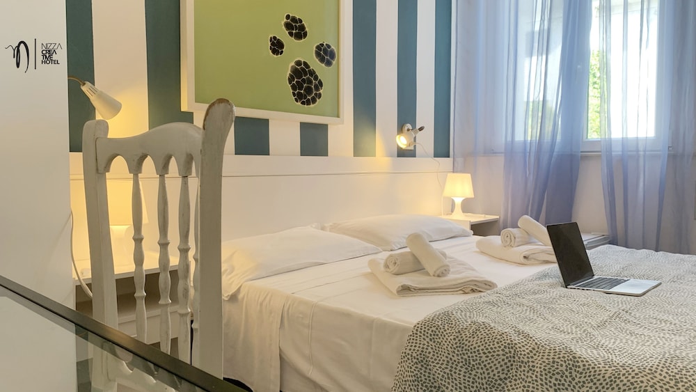 ROOM, DOUBLE OR TWIN BED