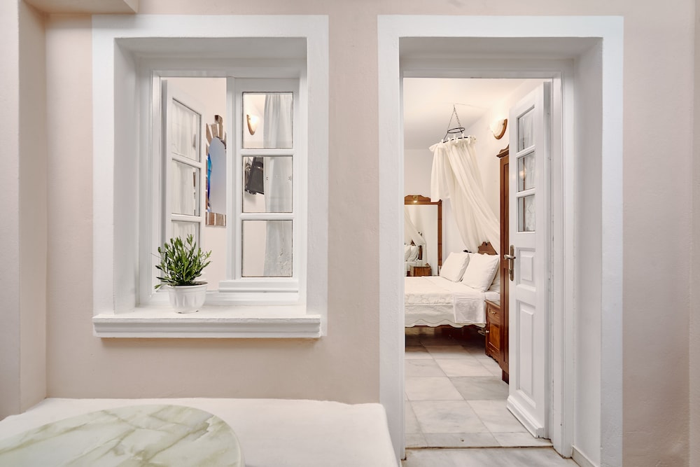 Merovigliosso Studios And Apts 50/50