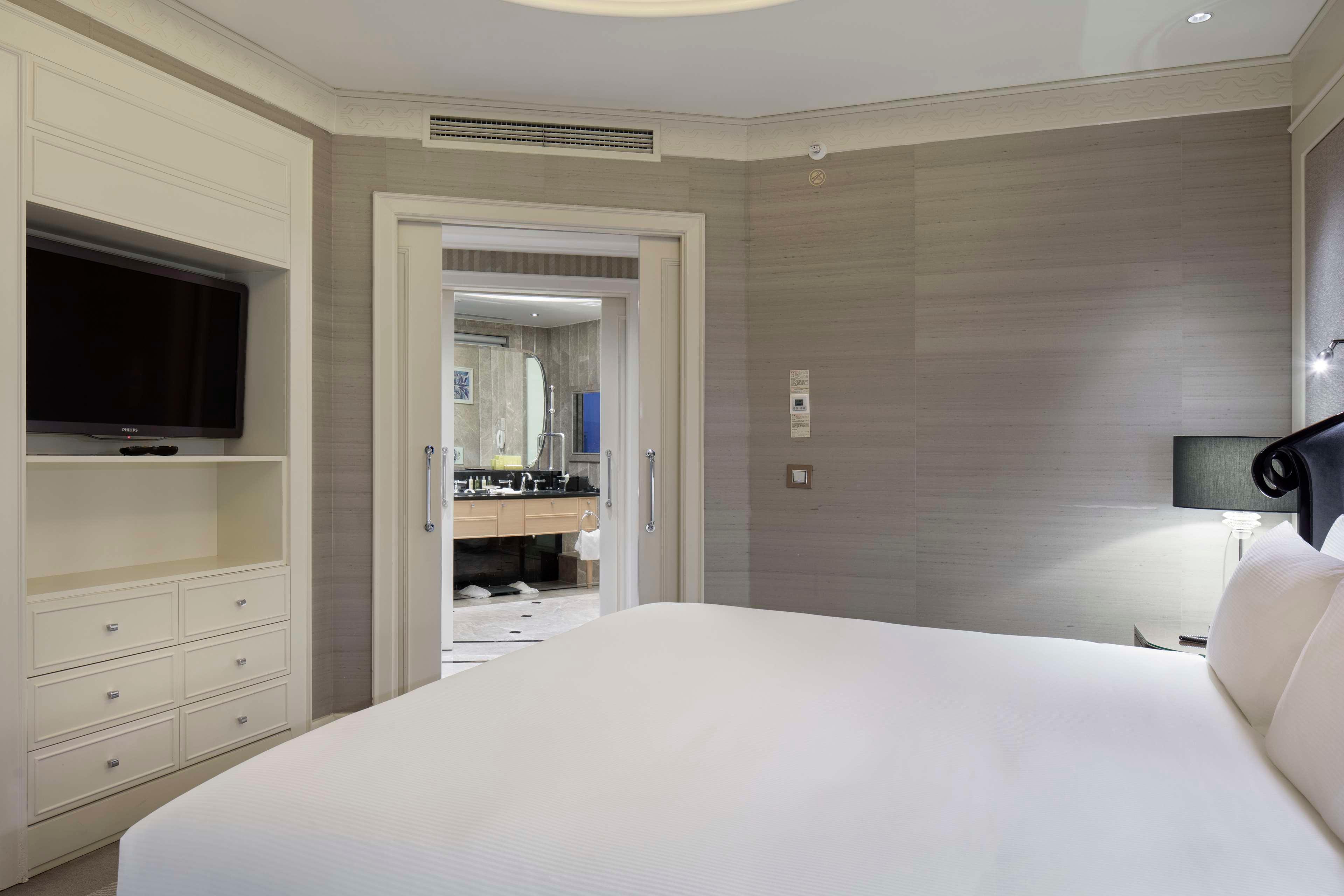 1 BEDROOM, SUITE, LOUNGE ACCESS, CORNER