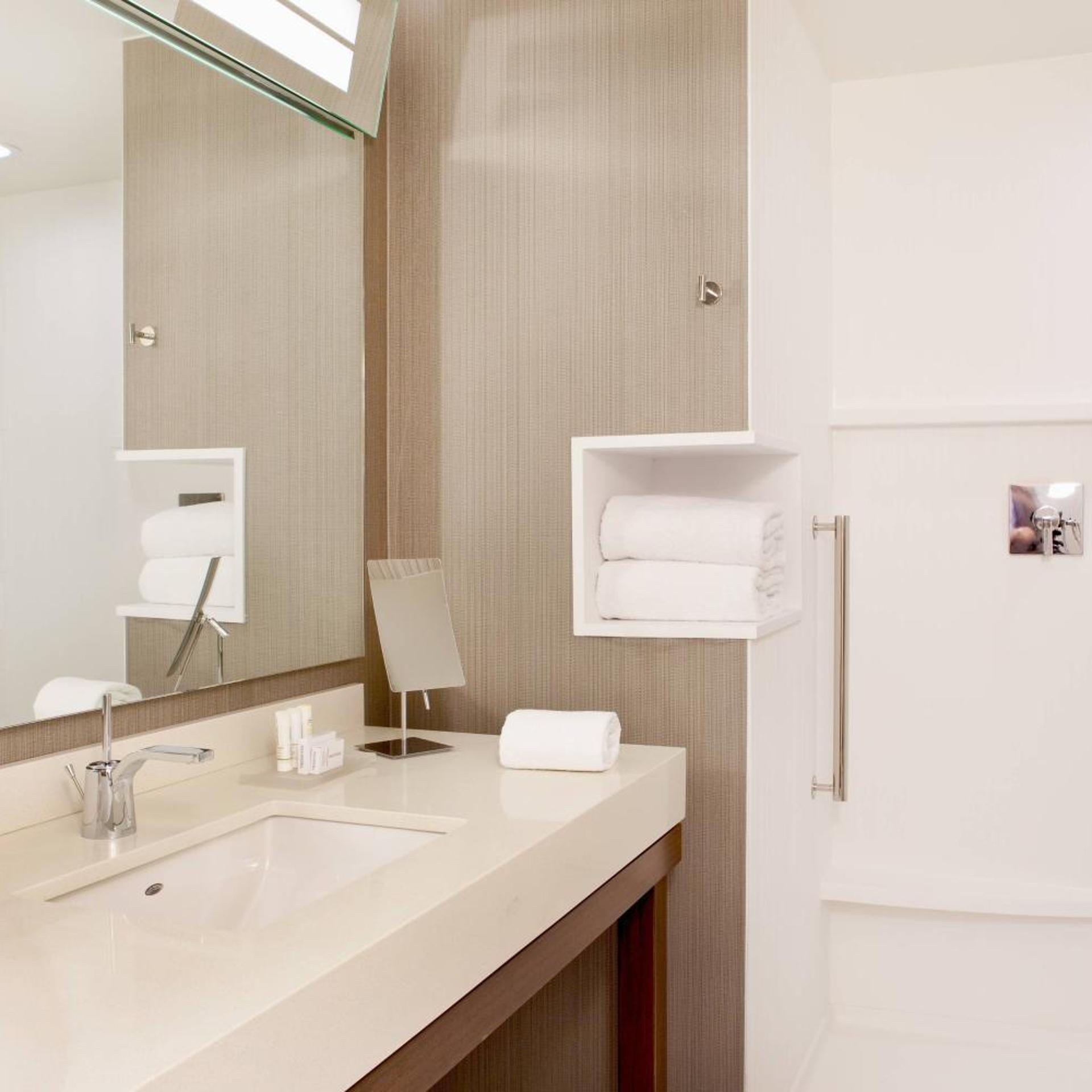 غرفة بسرير كينج مع أريكة بحوض استحمام لذوي الإعاقة، Courtyard Yonkers Westchester County 4/6