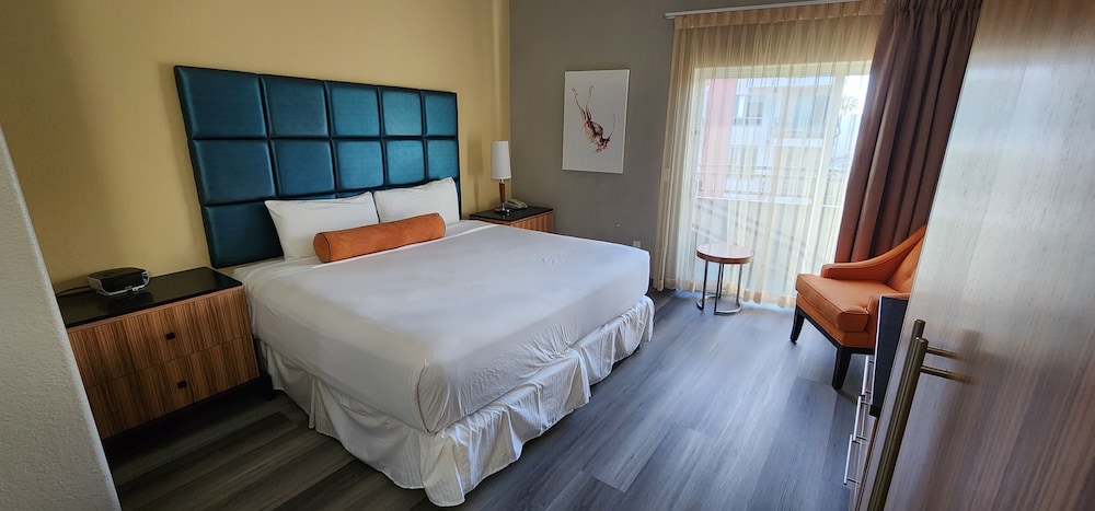 JUNIOR SUITE, KING BED, SOFA, BALCONY
