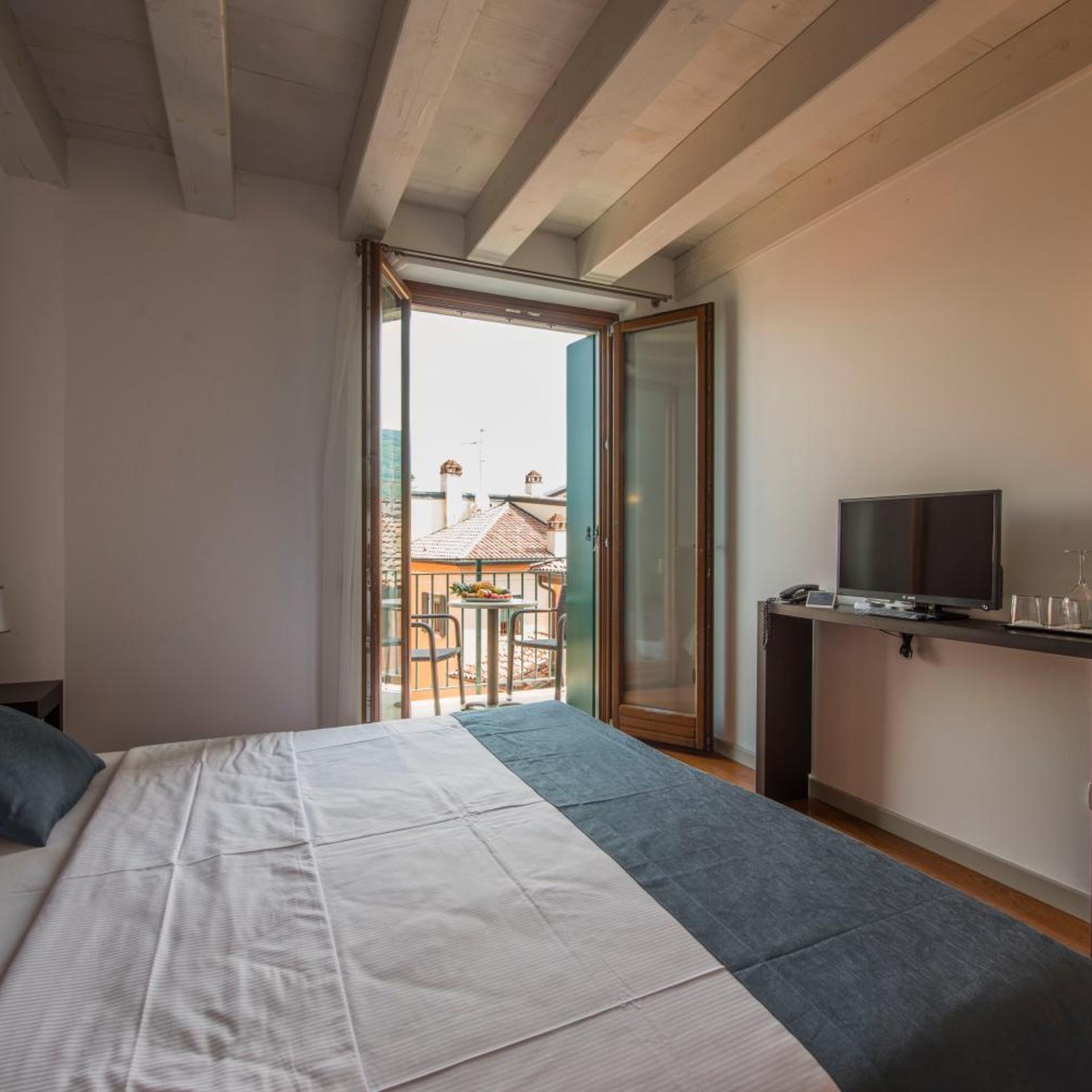 Deluxe, Double Bed, Partial Lake View, Hotel del Porto 2/6