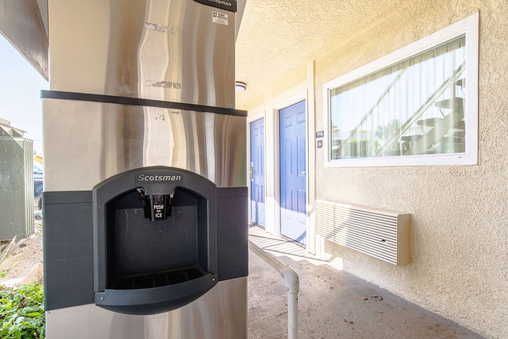 Motel6 Ontario, CA - Airport 16/61